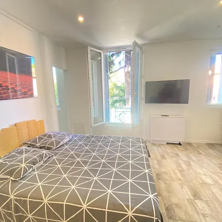 Studio And Gallery *